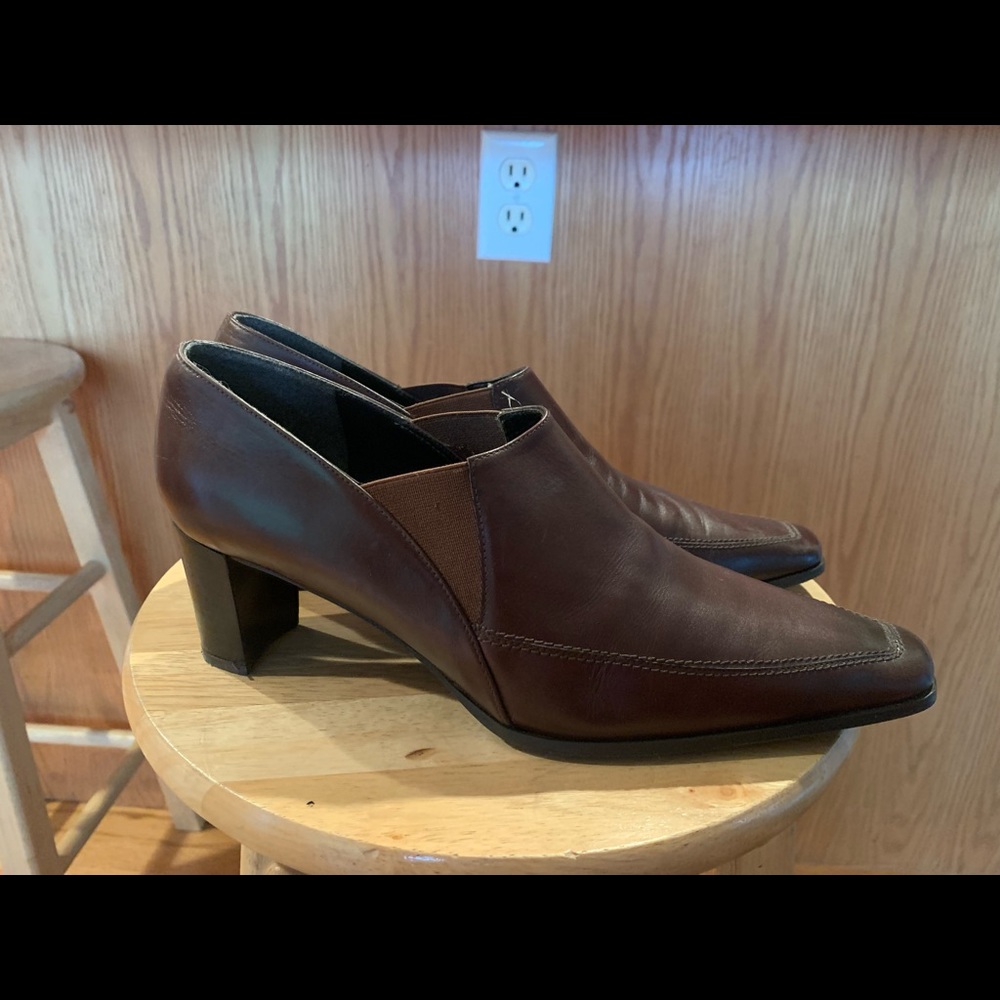 Stuart Weitzman Brown Leather Square Toe Pump 9
